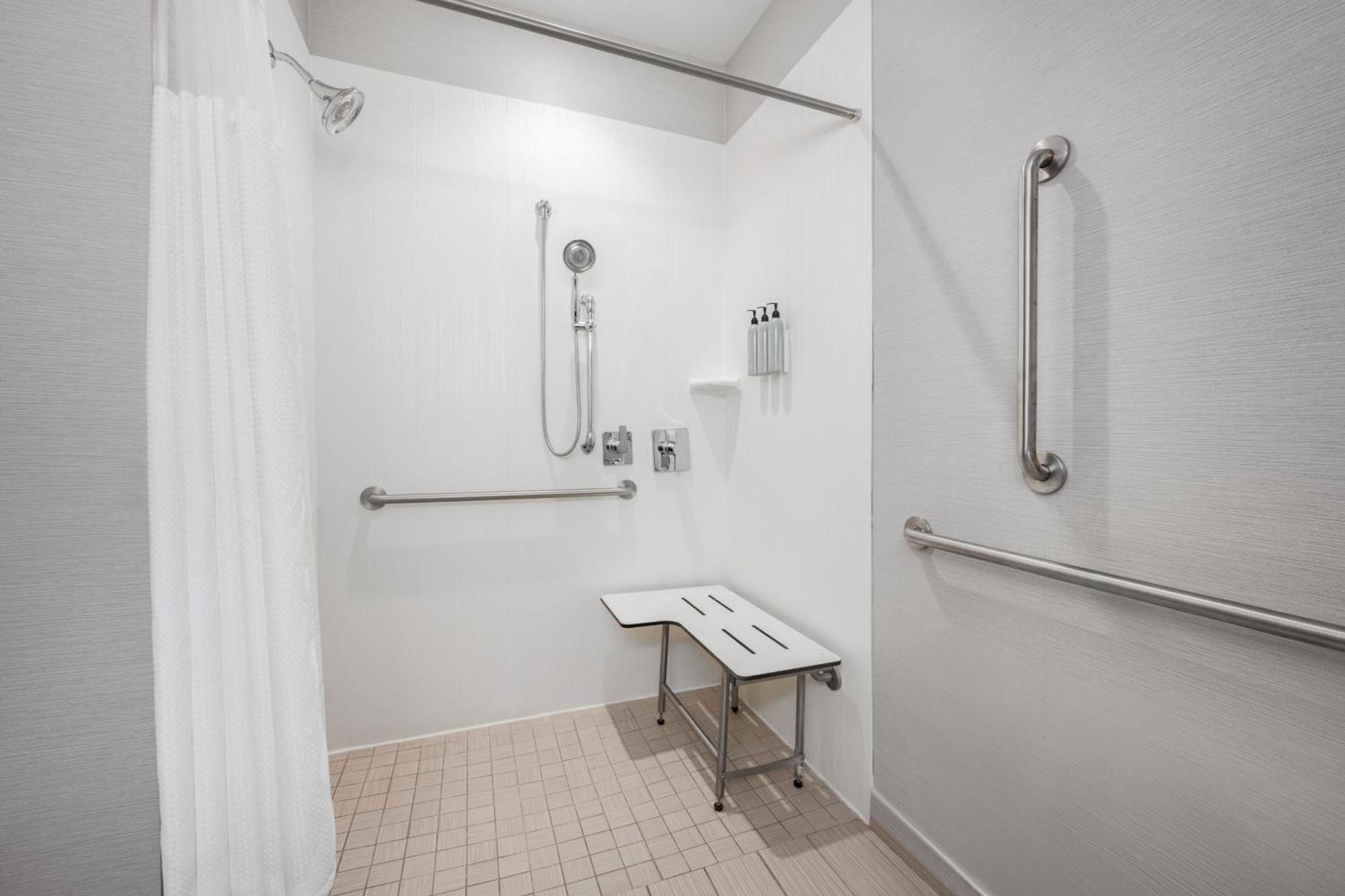 Courtyard By Marriott Auburn Hotel Екстериор снимка