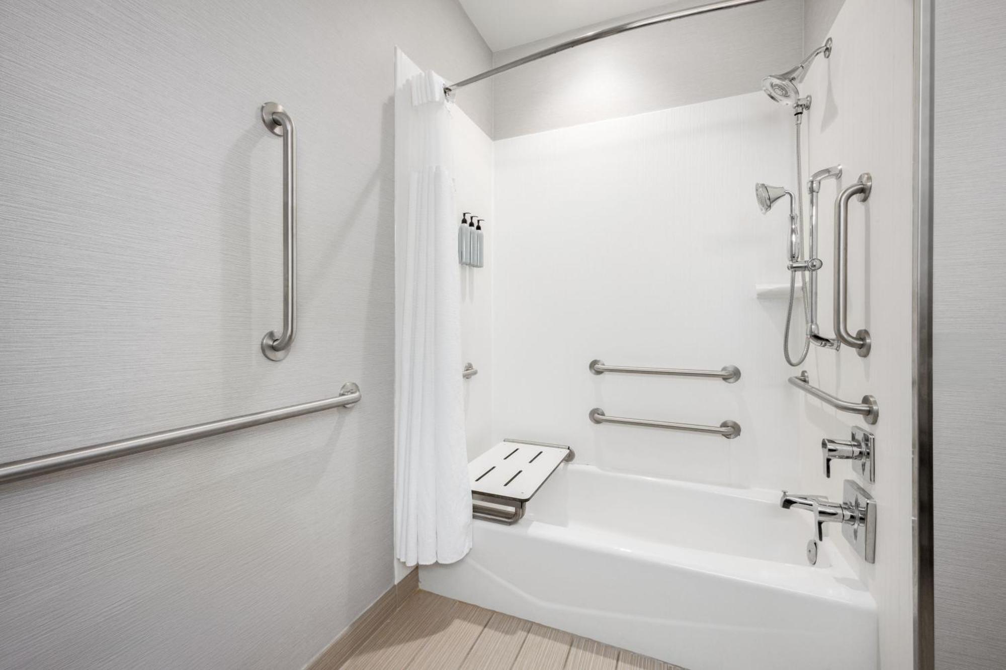 Courtyard By Marriott Auburn Hotel Екстериор снимка